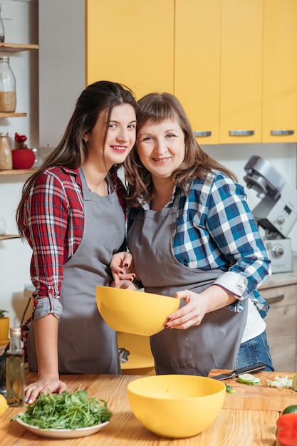 Foto feliz madre e hija en la cocina