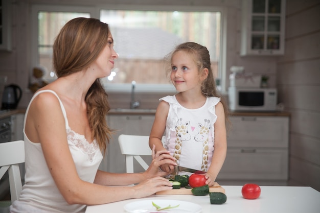 Feliz madre e hija cocinando juntas