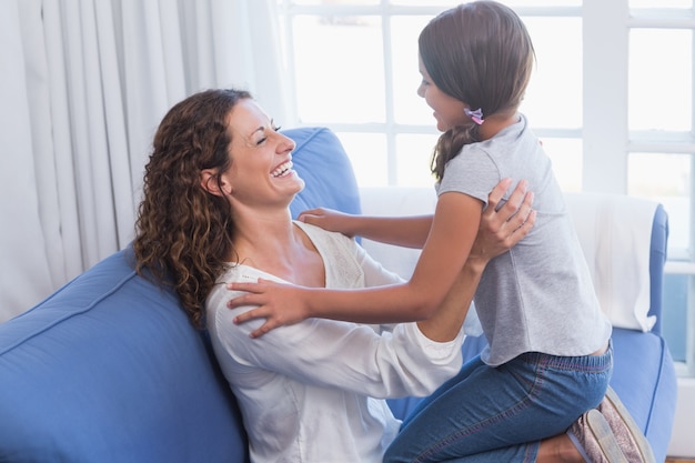 Feliz madre e hija se divierten