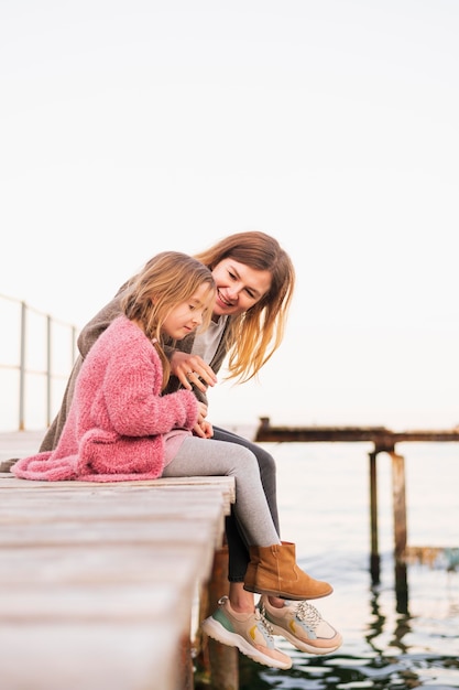 Foto feliz madre e hija inocente al aire libre