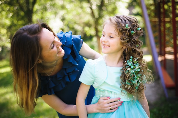 Feliz madre e hija juntas al aire libre en un parque