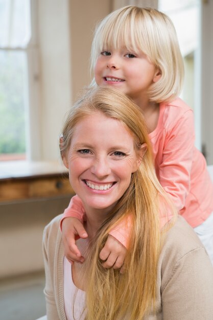 Feliz madre e hija juntas