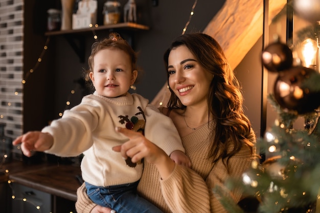 Feliz madre e hija La mañana antes de Navidad Retrato de una familia amorosa