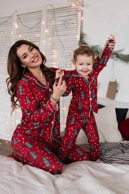 Feliz madre e hija la mañana antes de Navidad