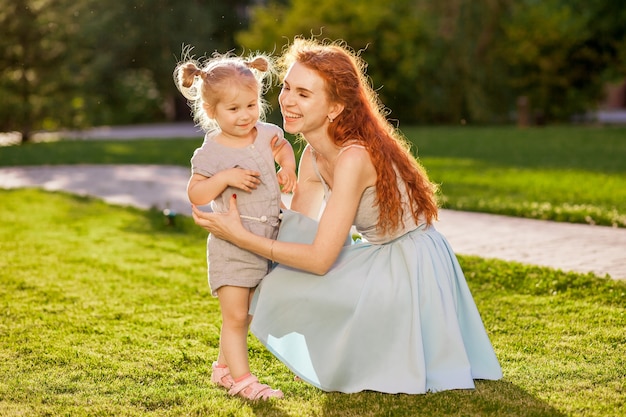 Feliz madre e hija en el parque