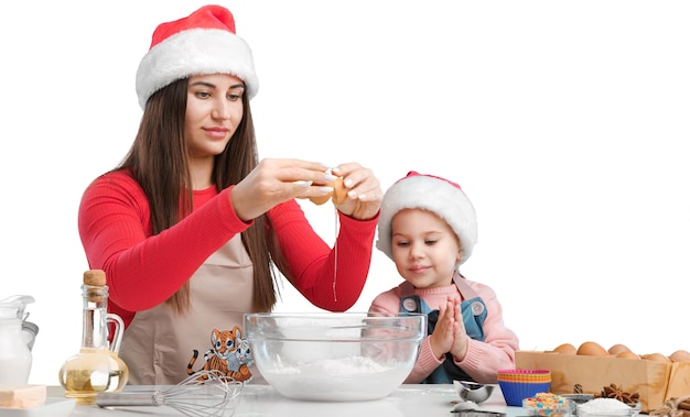 feliz madre e hija preparando bocanadas de crema