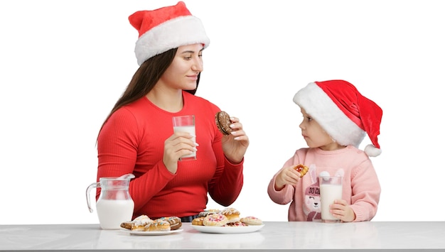 feliz madre e hija preparando bocanadas de crema