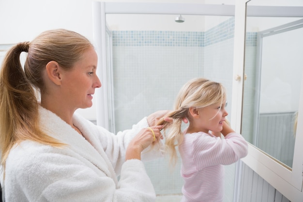 Feliz madre e hija preparándose