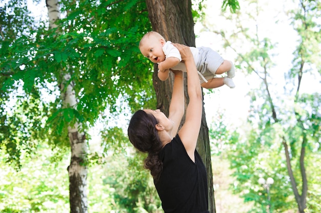 Feliz madre e hija riendo juntos al aire libre.