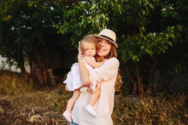 Feliz madre e hija riendo juntos al aire libre