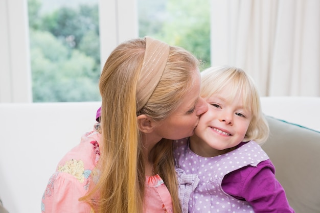 Feliz madre e hija en el sofá