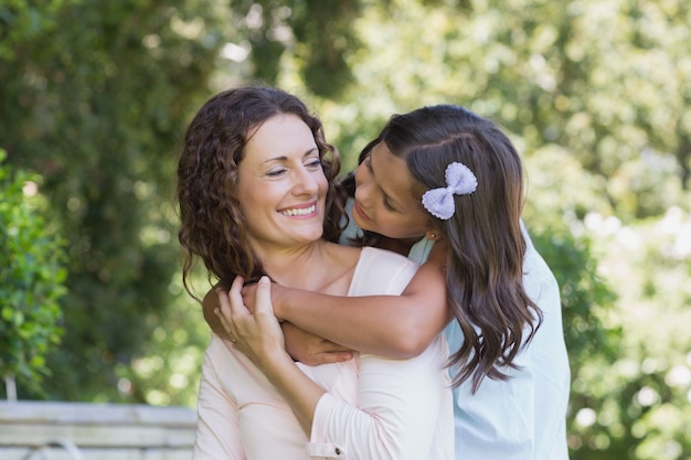 Feliz madre e hija sonriendo el uno al otro