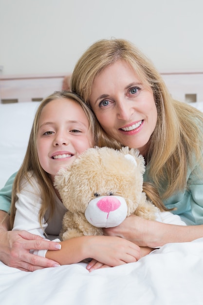 Feliz madre e hija sonriendo a la cámara