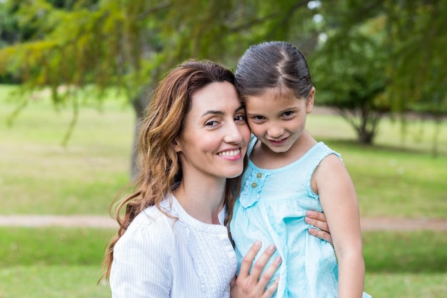 Feliz madre e hija sonriendo a la cámara