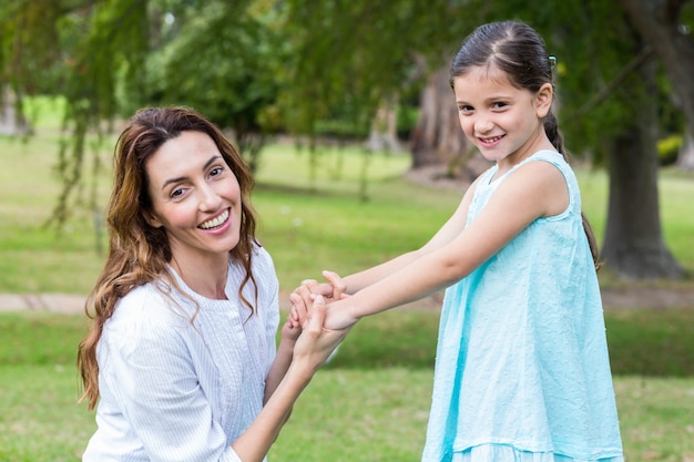 Feliz madre e hija sonriendo a la cámara