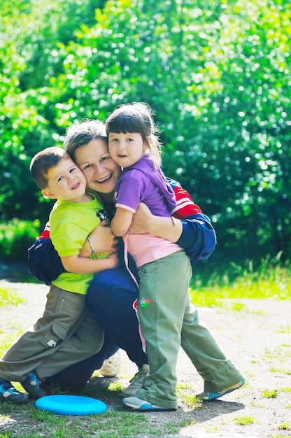 Foto feliz madre e hijo al aire libre en natre