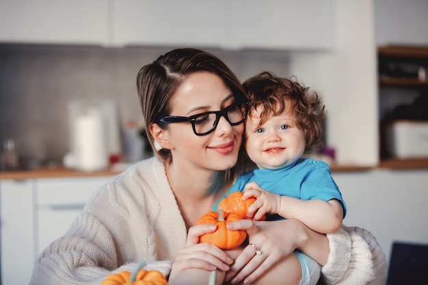 Feliz madre e hijo con calabaza.