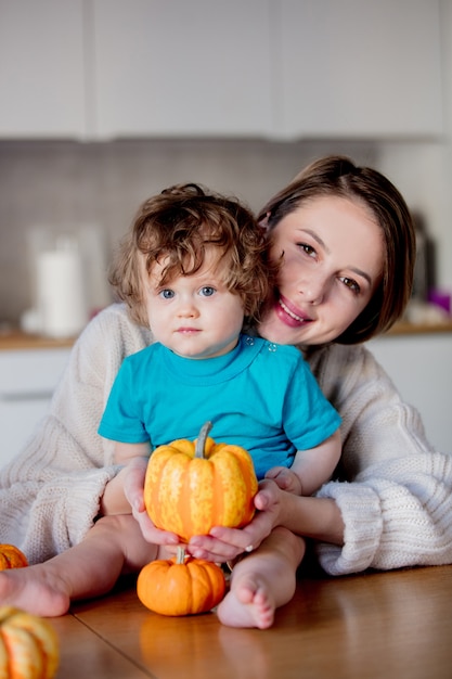 Feliz madre e hijo con calabaza.