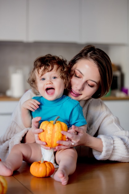 Feliz madre e hijo con calabaza.