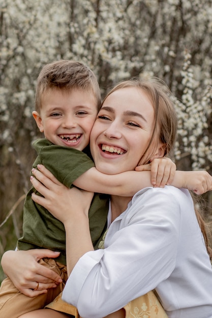 Feliz madre e hijo se divierten juntos. Madre abraza suavemente a su hijo.