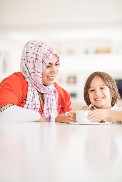 Feliz madre e hijo en el nuevo hogar blanco moderno