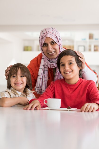 Feliz madre e hijo en el nuevo hogar blanco moderno