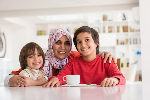 Feliz madre e hijo en el nuevo hogar blanco moderno