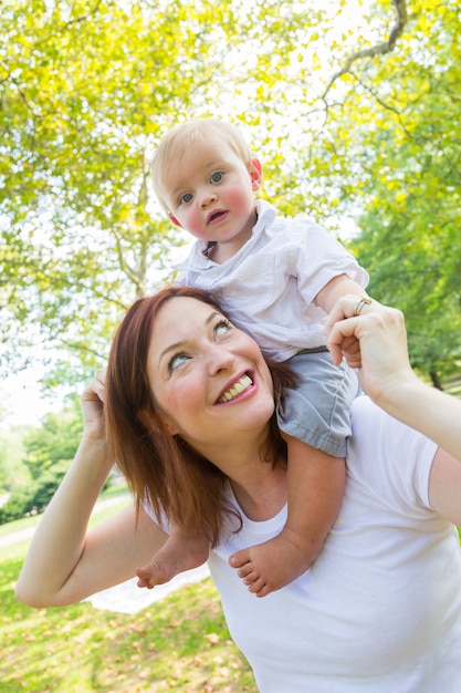 Feliz madre e hijo en el parque