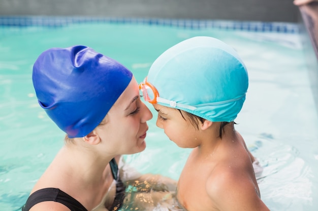 Feliz madre e hijo en la piscina