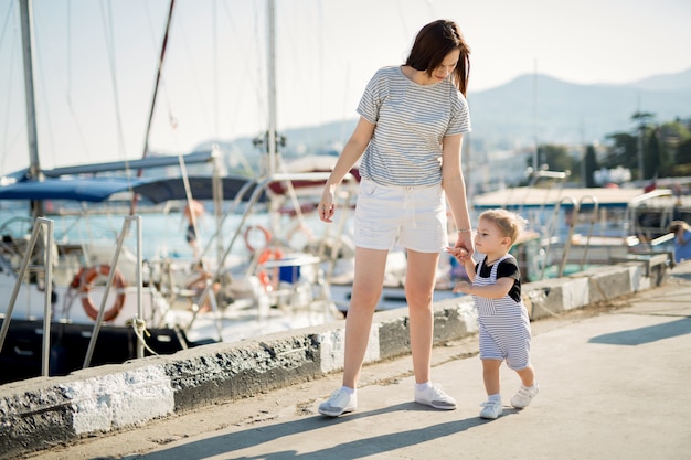 Feliz madre e hijo en yate de mar