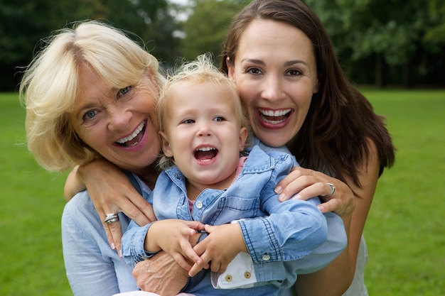 Feliz madre nieta y bebé sonriendo al aire libre