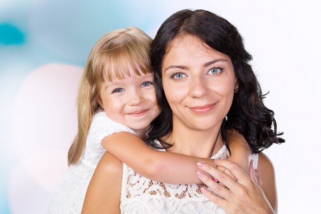 Feliz madre y niña niño