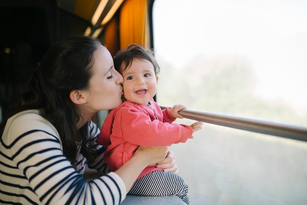 Feliz madre y niña viajando en tren