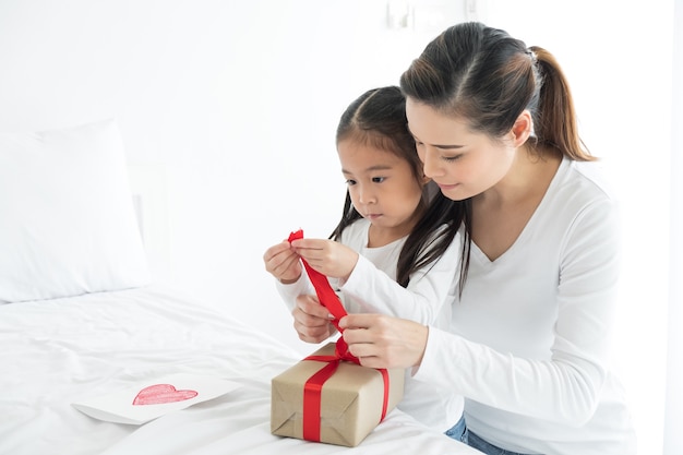 feliz madre y niño niña con