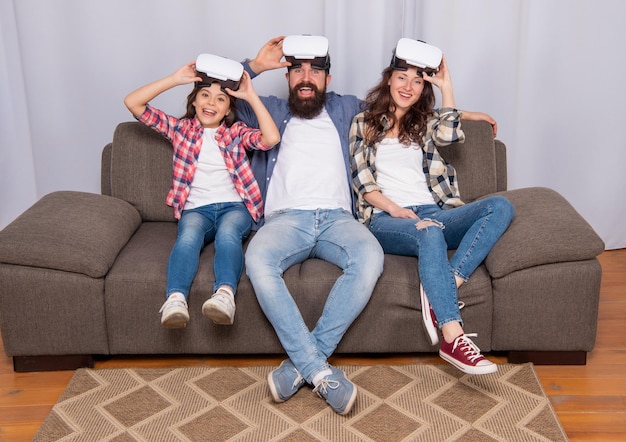 Feliz madre padre e hija en familia de gafas de realidad virtual