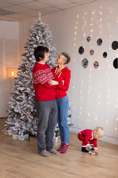 Feliz madre y padre enamorados celebrando las vacaciones de invierno con su hijo hijo