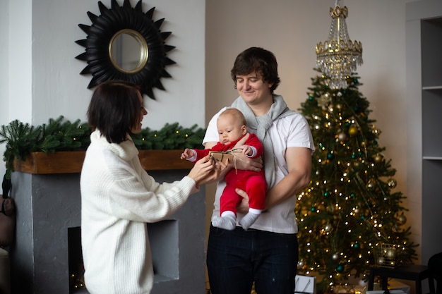 Foto feliz madre, padre y niño pequeño