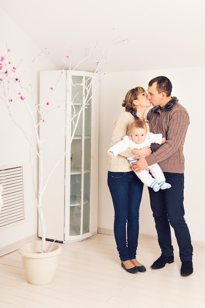 Feliz madre y padre con su hijo bebé