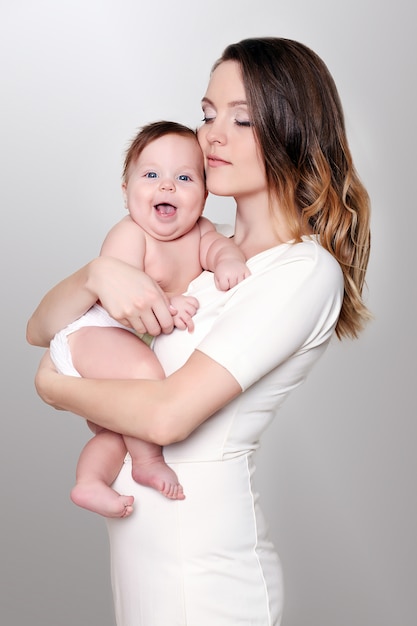 Feliz madre solícita y su linda niña