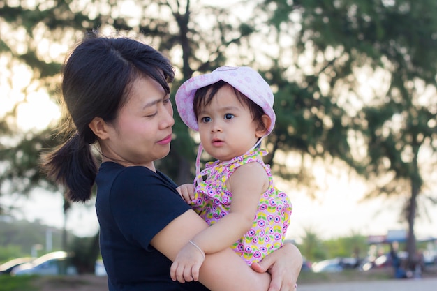 Foto feliz madre sosteniendo a su hijo