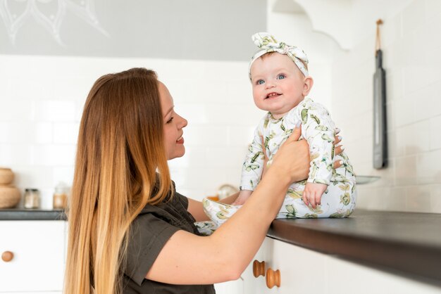 Feliz madre y su adorable hija