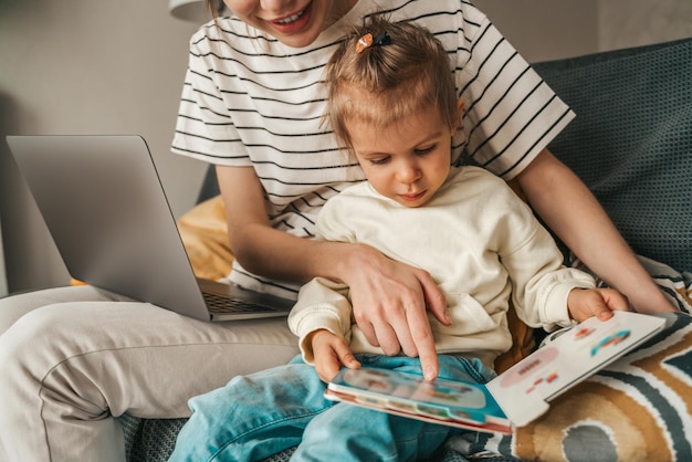 Feliz madre y su hija leyendo juntas