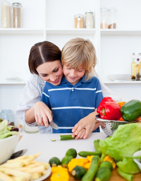 Feliz madre y su hijo a cocinar