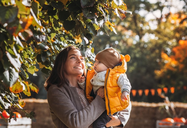 Feliz madre y su hijo en la naturaleza sonriendo jugando y abrazando Amor y ternura Día internacional del abrazo