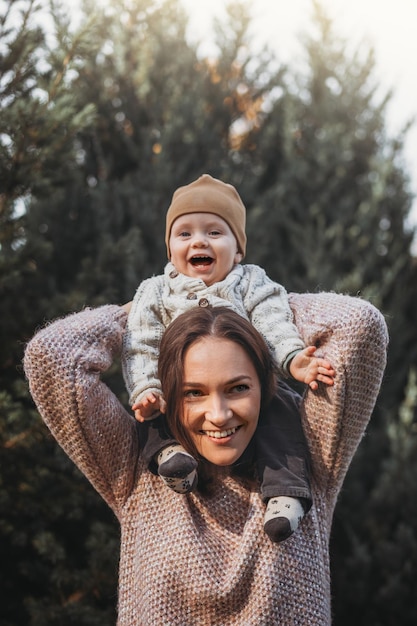 Feliz madre y su hijo en la naturaleza sonriendo jugando y abrazando Amor y ternura Día internacional del abrazo