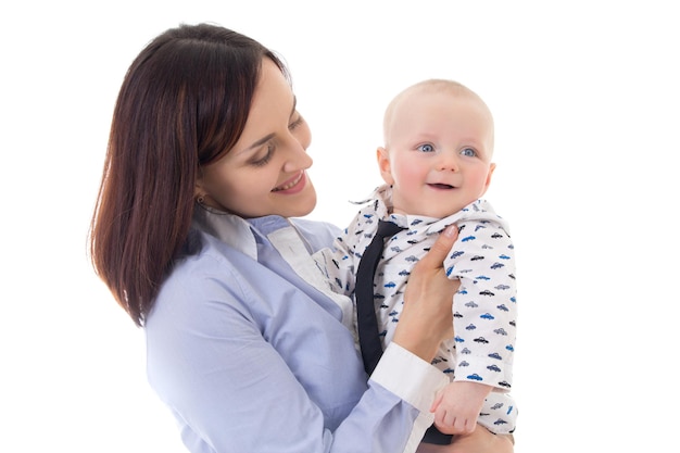 Feliz madre y su pequeño hijo aislado sobre fondo blanco.