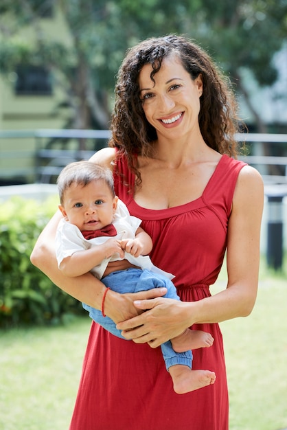 Feliz madre con su pequeño hijo