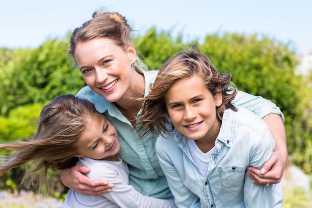 Feliz madre con sus hijos