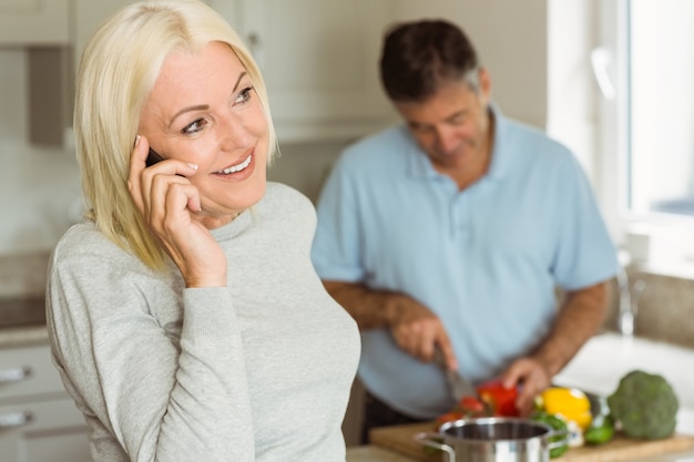 Feliz madura loira no telefone