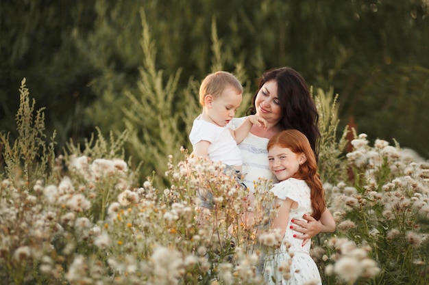 Feliz mãe amorosa com dois filhos filha e filho Conceito de paternidade de infância familiar feliz